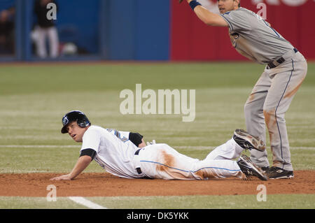 18. Mai 2011 - Toronto, Ontario, Kanada - Toronto Blue Jays Infielder Aaron Hill (2) ist sicher auf Sekunde nach einem schlagen eine doppelte während Mittwochabend Spiel alte die Tampa Bay Rays im Rogers Centre in Toronto.  Die Tampa Bay Rays durch eine Kerbe von 6-5 gewonnen. (Kredit-Bild: © Darren Adler/Southcreek Global/ZUMAPRESS.com) Stockfoto