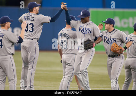 18. Mai 2011 - Toronto, Ontario, Kanada - Tampa Bay Rays Krug James Shields (33) High-Fives Tampa Bay Rays Outfielder B.J. Upton (2) als das Team feiert den Sieg über die Toronto Blue Jays nach Mittwochabend-Spiel im Rogers Centre in Toronto.  Die Tampa Bay Rays durch eine Kerbe von 6-5 gewonnen. (Kredit-Bild: © Darren Adler/Southcreek Global/ZUMAPRESS.com) Stockfoto