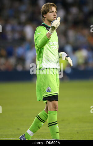 20. Juli 2011 - Kansas City, Kansas, gibt USA - Newcastle United Torwart Tim Krul (26) einen Daumen hoch für Fans am Ende des Spiels. Zeichnen in ihrem ersten Spiel ihrer amerikanischen Tour im LIVESTRONG Sporting Park in Kansas City, Kansas, Newcastle United und Sporting KC zu einem 0: 0 gespielt. (Kredit-Bild: © Tyson Hofsommer/Southcreek Global/ZUMAPRESS.com) Stockfoto