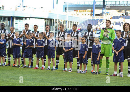 20. Juli 2011 - Kansas City, Kansas, klatscht US - Spieler nach dem Spiel ihre Nationalhymne. Zeichnen in ihrem ersten Spiel ihrer amerikanischen Tour im LIVESTRONG Sporting Park in Kansas City, Kansas, Newcastle United und Sporting KC zu einem 0: 0 gespielt. (Kredit-Bild: © Tyson Hofsommer/Southcreek Global/ZUMAPRESS.com) Stockfoto