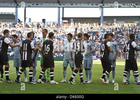 20. Juli 2011 - Kansas City, Kansas, USA - Teams begrüßen sich vor dem Start des Spiels. Zeichnen in ihrem ersten Spiel ihrer amerikanischen Tour im LIVESTRONG Sporting Park in Kansas City, Kansas, Newcastle United und Sporting KC zu einem 0: 0 gespielt. (Kredit-Bild: © Tyson Hofsommer/Southcreek Global/ZUMAPRESS.com) Stockfoto