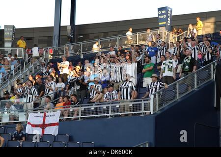 20. Juli 2011 - Kansas City, Kansas, USA - Newcastle United Fans anfeuern ihrer Mannschaft in Kansas. Zeichnen in ihrem ersten Spiel ihrer amerikanischen Tour im LIVESTRONG Sporting Park in Kansas City, Kansas, Newcastle United und Sporting KC zu einem 0: 0 gespielt. (Kredit-Bild: © Tyson Hofsommer/Southcreek Global/ZUMAPRESS.com) Stockfoto