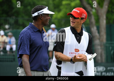 18. Mai 2011 - Fort Worth, TX, USA - Vijay Singh spricht mit seinem Caddy während der pro-am-Tag des Crowne Plaza Invitational im Colonial spielte im Colonial Country Club in Fort Worth, Texas. (Kredit-Bild: © Patrick Grün/Southcreek Global/ZUMAPRESS.com) Stockfoto