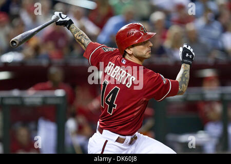 18. Mai 2011 - Phoenix, Arizona, bekommt USA - Arizona-Diamantmarkierungen dritte Baseman Ryan Roberts (14) einen Base-Hit während eines 11-Inning 5: 4 Sieg über die Atlanta Braves. Die Diamondbacks und die Braves quadriert weg in das erste Spiel der beiden Spielserie im Chase Field in Phoenix Arizona. (Kredit-Bild: © Chris Pondy/Southcreek Global/ZUMAPRESS.com) Stockfoto