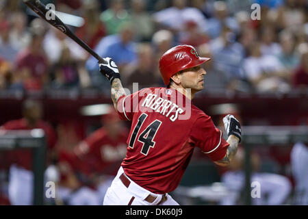 18. Mai 2011 - Phoenix, Arizona, bekommt USA - Arizona-Diamantmarkierungen dritte Baseman Ryan Roberts (14) einen Base-Hit während eines 11-Inning 5: 4 Sieg über die Atlanta Braves. Die Diamondbacks und die Braves quadriert weg in das erste Spiel der beiden Spielserie im Chase Field in Phoenix Arizona. (Kredit-Bild: © Chris Pondy/Southcreek Global/ZUMAPRESS.com) Stockfoto