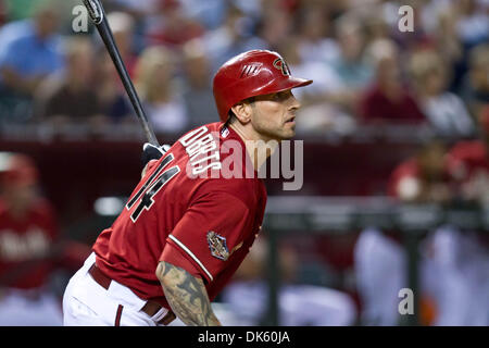 18. Mai 2011 - Phoenix, Arizona, bekommt USA - Arizona-Diamantmarkierungen dritte Baseman Ryan Roberts (14) einen Base-Hit während eines 11-Inning 5: 4 Sieg über die Atlanta Braves. Die Diamondbacks und die Braves quadriert weg in das erste Spiel der beiden Spielserie im Chase Field in Phoenix Arizona. (Kredit-Bild: © Chris Pondy/Southcreek Global/ZUMAPRESS.com) Stockfoto