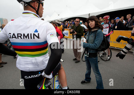 19. Mai 2011 wird von MAKI TERAO von Japans Ciclismo Magazin vor dem Start der 5. Etappe der Amgen Tour of California im Meer - Strand, Kalifornien, USA - UCI World Road Weltmeister THOR HUSHOVD (Garmin-Cervelo) interviewt. Hushovd würde später das Rennen aufgeben. (Bild Kredit: Wil Matthews/ZUMAPRESS.com ©) Stockfoto