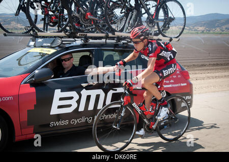 19. Mai 2011 - am Meer-Paso Robles, Kalifornien, USA - TIM ROE (BMC Racing) erhält eine Flasche und ein Assist von Teamchef Mike Sayers während der 5. Etappe der Amgen Tour of California. (Bild Kredit: Wil Matthews/ZUMAPRESS.com ©) Stockfoto