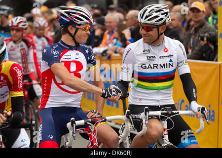 19. Mai 2011 - Strand, Kalifornien, USA - US National Road Champion BEN KING (Team Radio Shack) grüßt UCI World Road Weltmeister THOR HUSHOVD (Garmin Cervelo) zu Beginn der 5. Etappe der Amgen Tour of California im Meer. Hushovd das Rennen aufgegeben, während die Bühne. (Bild Kredit: Wil Matthews/ZUMAPRESS.com ©) Stockfoto