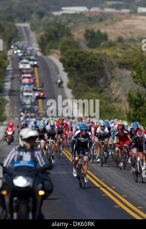 19. Mai 2011 - Monterey, Kalifornien, USA - Fahrer geben Sie Monterey Fort Ord kurz nach dem Start der 5. Etappe der Amgen Tour of California, die vom Meer entfernt, Paso Robles lief. (Bild Kredit: Wil Matthews/ZUMAPRESS.com ©) Stockfoto