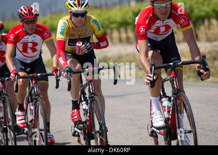 19. Mai 2011 - am Meer-Paso Robles, Kalifornien, USA - Amgen Tour of California Gesamtführenden CHRIS HORNER (Team Radio Shack) nimmt eine Auszeit für ein Soda in einem ruhigen Moment der Stufe 5. (Bild Kredit: Wil Matthews/ZUMAPRESS.com ©) Stockfoto