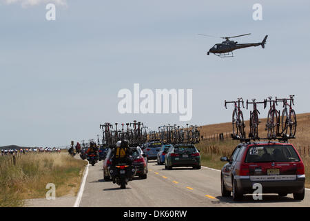 19. Mai 2011 - am Meer-Paso Robles, Kalifornien, schwebt US - A TV-Helikopter über die Karawane während der 5. Etappe der Amgen Tour of California. (Bild Kredit: Wil Matthews/ZUMAPRESS.com ©) Stockfoto