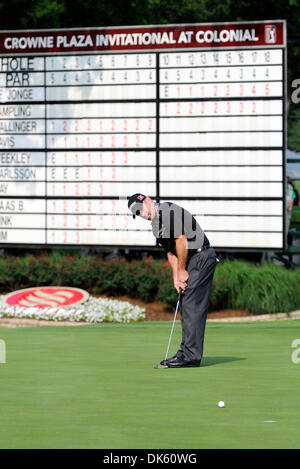 19. Mai 2011 - Fort Worth, Texas, USA - 5/19/2011.ROD PAMPLING sinkt einen Birdie-Putt auf dem 18. Grün in der ersten Runde des Crowne Plaza Invitational im Colonial in Fort Worth, Texas. (Kredit-Bild: © Ralph Lauer/ZUMAPRESS.com) Stockfoto