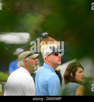 19. Mai 2011 - Fort Worth, Texas, USA - 19.05.2011. Fans sehen den Abschlag von RYAN Palmer am siebten Loch in der ersten Runde des Crowne Plaza Invitational im Colonial in Fort Worth, Texas. (Kredit-Bild: © Ralph Lauer/ZUMAPRESS.com) Stockfoto