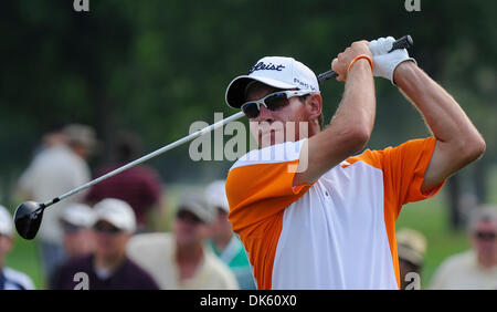 19. Mai 2011 - Fort Worth, Texas, USA - 19.05.2011. BRIAN DAVIS Uhren seinen Abschlag aus dem 10. Loch in der ersten Runde des Crowne Plaza Invitational im Colonial in Fort Worth, Texas. (Kredit-Bild: © Ralph Lauer/ZUMAPRESS.com) Stockfoto