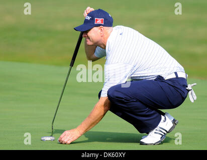 19. Mai 2011 - Fort Worth, Texas, USA - 5/19/2011.STEVE FLESCH setzt seinen Ball auf das Grün in der ersten Runde des Crowne Plaza Invitational im Colonial in Fort Worth, Texas Eigthteenth. (Kredit-Bild: © Ralph Lauer/ZUMAPRESS.com) Stockfoto