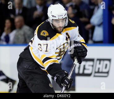 19. Mai 2011 - Tampa, FL - DIRK SHADD |  Zeiten. SP 338530 SHAD LIGHTNING 01 (19.05.11 TAMPA) Boston Bruins Patrice Bergeron (37) kehrt in das Eis während pregame Poloshirt vor Übernahme von Tampa Bay Lightning für Spiel 3 der Eastern Conference Finals an der St. Petersburg Times in Tampa Donnerstagabend (19.05.11). Bergeron hatte verletzt worden, aber scheint zu spielen für die erste Stockfoto