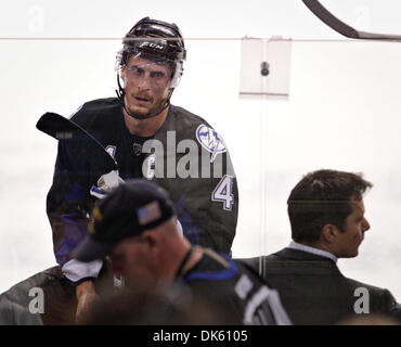 19. Mai 2011 - DANIEL WALLACE |   Times.TP 338531 WALL lightning 18 (19.05.2011 Tampa) Tampa Bay Lightning Zentrum Vincent Lecavalier (4) sieht Trainer Guy Boucher wie das Team während der dritten Periode zusammenkommt. Periode drei Maßnahmen: Die Tampa Bay Lightning spielen die Boston Bruins in Spiel 3 der Eastern Conference Finals an der St. Pete Times Forum in Tampa auf Thursd Stockfoto