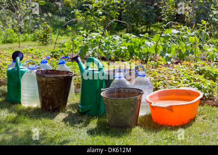 Durst-Konzept. Heißer Sommertag und das Wasser in Eimern und Dosen. Weiche Kunst Fokus Stockfoto