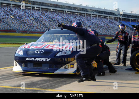 20. Mai 2011 - fertig Concord, North Carolina, USA - Sprint-Cup-Serie von Kasey Kahne (4) der Gruben nach seiner Crew zieht Treiber arbeiten auf der Red-Bull-Toyota im Zeittraining des Sprint Cup All-Star-Rennens auf dem Charlotte Motor Speedway in Concord, North Carolina. (Kredit-Bild: © Michael Johnson/Southcreek Global/ZUMAPRESS.com) Stockfoto