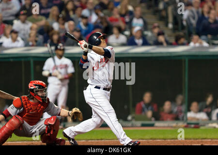 20. Mai 2011 - Cleveland, Ohio, USA - Cleveland Recht Fielder Shin-soo Choo (17) Dreibettzimmer zur linken Mittelfeld während der achten Inning gegen Cincinnati.  Der Cleveland Indians versammelt, um gegen die Cincinnati Reds 5-4 auf Progressive Field in Cleveland, Ohio. (Kredit-Bild: © Frank Jansky/Southcreek Global/ZUMAPRESS.com) Stockfoto