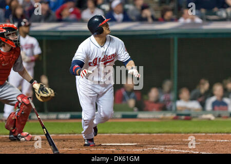 20. Mai 2011 - Cleveland, Ohio, USA - Cleveland Recht Fielder Shin-soo Choo (17) Dreibettzimmer zur linken Mittelfeld während der achten Inning gegen Cincinnati.  Der Cleveland Indians versammelt, um gegen die Cincinnati Reds 5-4 auf Progressive Field in Cleveland, Ohio. (Kredit-Bild: © Frank Jansky/Southcreek Global/ZUMAPRESS.com) Stockfoto