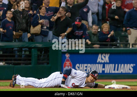 20. Mai 2011 - hält Cleveland, Ohio, USA - Cleveland Recht Fielder Shin-soo Choo (17) an der dritten Base nach der Kollision mit eines dreifaches während der achten Innings gegen Cincinnati.  Der Cleveland Indians versammelt, um gegen die Cincinnati Reds 5-4 auf Progressive Field in Cleveland, Ohio. (Kredit-Bild: © Frank Jansky/Southcreek Global/ZUMAPRESS.com) Stockfoto