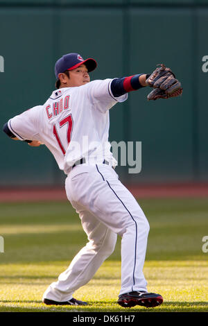 20. Mai 2011 - Cleveland, Ohio, USA - Cleveland Recht Fielder wärmt Shin-soo Choo (17) vor dem Spiel gegen Cincinnati.  Die Cleveland Indians versammelt, um den Cincinnati Reds 5-4 auf Progressive Field in Cleveland, Ohio zu besiegen. (Kredit-Bild: © Frank Jansky/Southcreek Global/ZUMAPRESS.com) Stockfoto