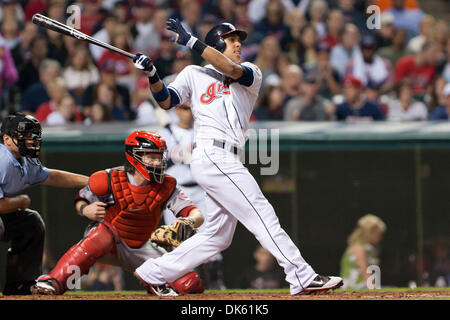 20. Mai 2011 - Cleveland, Ohio, USA - Cleveland Center Fielder Michael Brantley (23) Singles nach rechts während der sechsten Inning gegen Cincinnati.  Die Cleveland Indians versammelt, um den Cincinnati Reds 5-4 auf Progressive Field in Cleveland, Ohio zu besiegen. (Kredit-Bild: © Frank Jansky/Southcreek Global/ZUMAPRESS.com) Stockfoto
