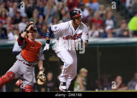 20. Mai 2011 - Cleveland, Ohio, USA - Cleveland Center Fielder Michael Brantley (23) Singles nach rechts während der sechsten Inning gegen Cincinnati.  Die Cleveland Indians versammelt, um den Cincinnati Reds 5-4 auf Progressive Field in Cleveland, Ohio zu besiegen. (Kredit-Bild: © Frank Jansky/Southcreek Global/ZUMAPRESS.com) Stockfoto