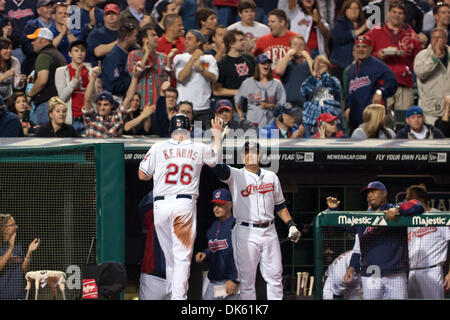 20. Mai 2011 - ist Cleveland, Ohio, USA - Cleveland linker Feldspieler Austin Kearns (26) von Recht Fielder Shin-soo Choo (17) begrüßt, nach seinem Tor einen Lauf während der sechsten Inning gegen Cincinnati.  Die Cleveland Indians versammelt, um den Cincinnati Reds 5-4 auf Progressive Field in Cleveland, Ohio zu besiegen. (Kredit-Bild: © Frank Jansky/Southcreek Global/ZUMAPRESS.com) Stockfoto