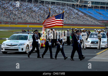 20. Mai 2011 - Concord, North Carolina, Vereinigte Staaten von Amerika - Pit Crews und Treiber machen Sie sich bereit für den Start der heutigen Rasse Bildung Lottery 200 auf dem Charlotte Motor Speedway in Concord, North Carolina (Credit-Bild: © Anthony Barham/Southcreek Global/ZUMAPRESS.com) Stockfoto