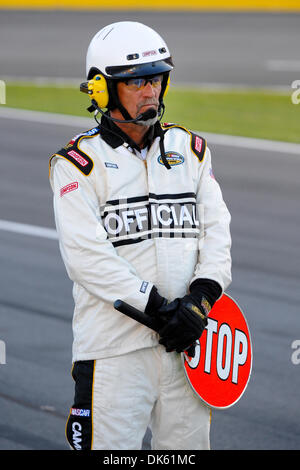 20. Mai 2011 - Concord, North Carolina, Vereinigte Staaten von Amerika - NASCAR offizielle bekommt bereit für den Start der heutigen Rasse die Bildung-Lotterie-200 auf dem Charlotte Motor Speedway in Concord, North Carolina (Credit-Bild: © Anthony Barham/Southcreek Global/ZUMAPRESS.com) Stockfoto