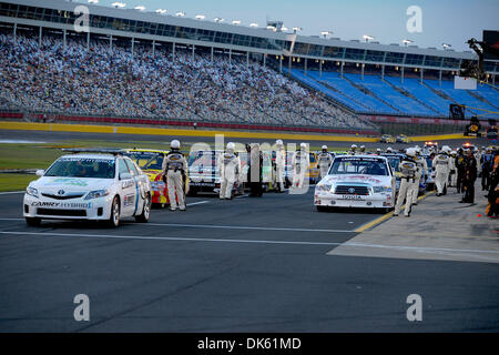 20. Mai 2011 - Concord, North Carolina, Vereinigte Staaten von Amerika - Pit Crews und Treiber machen Sie sich bereit für den Start der heutigen Rasse Bildung Lottery 200 auf dem Charlotte Motor Speedway in Concord, North Carolina (Credit-Bild: © Anthony Barham/Southcreek Global/ZUMAPRESS.com) Stockfoto