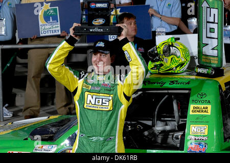 20. Mai 2011 - Concord, North Carolina, Vereinigte Staaten von Amerika - Camping World Truck Series Treiber Kyle Busch (18) gewinnt die Bildung-Lotterie-200 auf dem Charlotte Motor Speedway in Concord, North Carolina (Credit-Bild: © Anthony Barham/Southcreek Global/ZUMAPRESS.com) Stockfoto