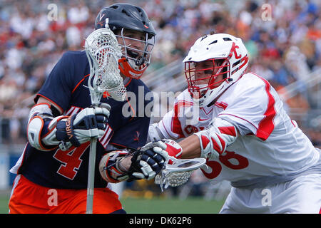 21. Mai 2011 - Hempstead, New York, US - Universität von Virginia Angreifer Matt White (4) in Lacrosse Aktion gegen Cornell Big Red Mittelfeldspieler Tom Trasolini (38) in der NCAA Männer-Lacrosse-Viertelfinale im James M. Shuart Stadium, Empstead, NY. (Kredit-Bild: © Debby Wong/Southcreek Global/ZUMAPRESS.com) Stockfoto