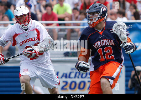 21. Mai 2011 - Hempstead, New York, USA - Cornell Big Red Mittelfeldspieler Cody Levine (23) in Lacrosse-Aktion gegen die University of Virginia Mittelfeldspieler John Haldy (12) in der NCAA Männer-Lacrosse-Viertelfinale im James M. Shuart Stadium, Hempstead, New York. (Kredit-Bild: © Debby Wong/Southcreek Global/ZUMAPRESS.com) Stockfoto