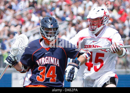 21. Mai 2011 - Hempstead, New York, USA - Virginia Cavaliers Mittelfeldspieler Colin Briggs (34) in Lacrosse Aktion gegen Cornell Big Red Verteidiger Jason Noble (45) in der NCAA Männer-Lacrosse-Viertelfinale im James M. Shuart Stadium, Hempstead, New York. Universität von Virginia besiegt Cornell 13-9. (Kredit-Bild: © Debby Wong/Southcreek Global/ZUMAPRESS.com) Stockfoto