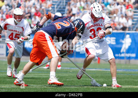 21. Mai 2011 - Hempstead, New York, USA - Virginia Cavaliers Verteidiger Chris Clements (2) in Lacrosse Aktion gegen Cornell Big Red Verteidiger Max Feely (33) in der NCAA Männer-Lacrosse-Viertelfinale im James M. Shuart Stadium, Hempstead, New York. Universität von Virginia besiegt Cornell 13-9. (Kredit-Bild: © Debby Wong/Southcreek Global/ZUMAPRESS.com) Stockfoto