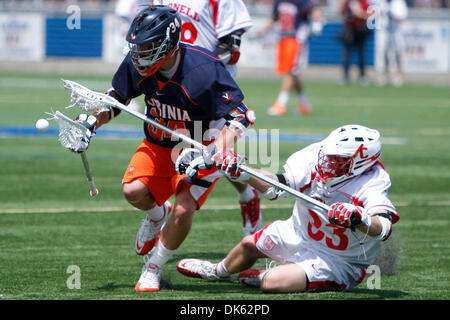 21. Mai 2011 - Hempstead, New York, USA - Virginia Cavaliers Mittelfeldspieler COLIN BRIGGS (34) in Lacrosse Aktion gegen Cornell Big Red Verteidiger MAX FEELY (33) in der NCAA Männer-Lacrosse-Viertelfinale im James M. Shuart Stadium. Der University of Virginia besiegt Cornell 13-9. (Kredit-Bild: © Debby Wong/Southcreek Global/ZUMAPRESS.com) Stockfoto