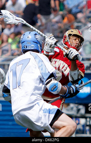 21. Mai 2011 - Hempstead, New York, USA - Denver Pioneers schießt gegen Johns Hopkins langen Stock Mittelfeldspieler Ben Smith (17) in Lacrosse-Aktion bei der NCAA Männer-Lacrosse-Viertelfinale im James M. Shuart Stadium, Hempstead, New York. (Kredit-Bild: © Debby Wong/Southcreek Global/ZUMAPRESS.com) Stockfoto