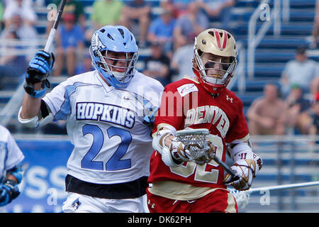 21. Mai 2011 - Hempstead, New York, USA - Johns Hopkins Blue Jays Mittelfeldspieler Phil Castronova (22) und Denver Pioneers Mittelfeldspieler Chase Carraro (32) in Lacrosse-Aktion bei der NCAA Männer-Lacrosse-Viertelfinale im James M. Shuart Stadium, Hempstead, New York. (Kredit-Bild: © Debby Wong/Southcreek Global/ZUMAPRESS.com) Stockfoto