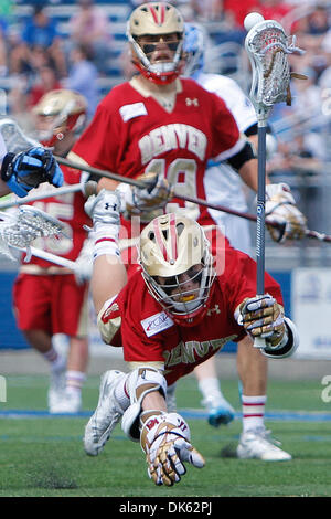 21. Mai 2011 - Hempstead, New York, USA - Denver Pioneers Mittelfeldspieler Chase Carraro (32) in Lacrosse Aktion gegen Johns Hopkins Blue Jays in der NCAA Männer-Lacrosse-Viertelfinale im James M. Shuart Stadium, Hempstead, New York. (Kredit-Bild: © Debby Wong/Southcreek Global/ZUMAPRESS.com) Stockfoto