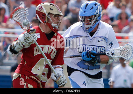 21. Mai 2011 - Hempstead, New York, USA - Denver Pioneers Mittelfeldspieler Jeremy Noble (45) und Johns Hopkins Blue Jays Mittelfeldspieler Phil Castronova (22) in Lacrosse-Aktion bei der NCAA Männer-Lacrosse-Viertelfinale im James M. Shuart Stadium, Hempstead, New York. (Kredit-Bild: © Debby Wong/Southcreek Global/ZUMAPRESS.com) Stockfoto