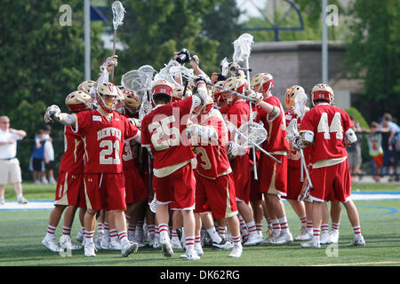 21. Mai 2011 - Hempstead, New York, USA - The Denver Pioneers feiern ihren Sieg gegen die Johns Hopkins Blue Jays in der NCAA Männer-Lacrosse-Viertelfinale im James M. Shuart Stadium, Hempstead, New York. Denver Pioneers besiegte Johns Hopkins Blue Jays 14-9. (Kredit-Bild: © Debby Wong/Southcreek Global/ZUMAPRESS.com) Stockfoto