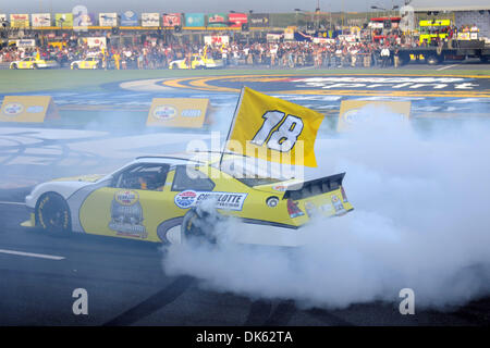 22. Mai 2011 - helfen, Concord, North Carolina, USA - Sprint-Cup-Serie Treiber tut KYLE BUSCH (18) eine brennen während der Pennzoil Ultra Victory Challenge heraus vor dem Sprint Cup All-Star-Rennen auf dem Charlotte Motor Speedway. (Kredit-Bild: © Michael Johnson/Southcreek Global/ZUMAPRESS.com) Stockfoto