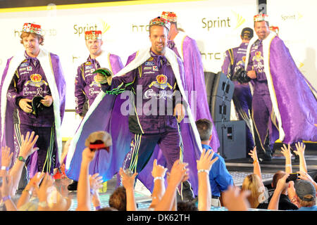 22. Mai 2011 - Concord, North Carolina, USA - geht die Besatzung des Sprint Cup Series Treiber Matt Kenseth die Bühne während Team Einführungen für den Sprint Cup All-Star-Rennen auf dem Charlotte Motor Speedway in Concord, North Carolina. (Kredit-Bild: © Michael Johnson/Southcreek Global/ZUMAPRESS.com) Stockfoto