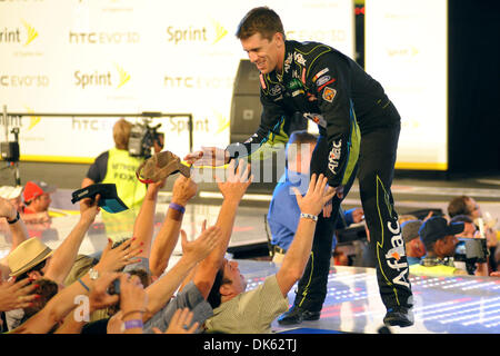 22. Mai 2011 - fans Concord, North Carolina, USA - Sprint-Cup-Serie Treiber Carl Edwards high Fives während Fahrer Einführungen für den Sprint Cup All-Star-Rennen auf dem Charlotte Motor Speedway in Concord, North Carolina. (Kredit-Bild: © Michael Johnson/Southcreek Global/ZUMAPRESS.com) Stockfoto