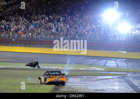 22. Mai 2011 - macht Concord, North Carolina, USA - Sprint-Cup-Serie Treiber Carl Edwards (99) seine Unterschrift Back Flip wie Blitzlampen gehen nach Edwards Cup All-Star-Sprintrennen auf dem Charlotte Motor Speedway in Concord, North Carolina gewann. (Kredit-Bild: © Michael Johnson/Southcreek Global/ZUMAPRESS.com) Stockfoto