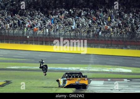 22. Mai 2011 - tut Concord, North Carolina, USA - Sprint-Cup-Serie Treiber Carl Edwards (99) seine Unterschrift Back Flip für die Masse nach dem Gewinn der Sprint Cup All-Star-Rennen auf dem Charlotte Motor Speedway in Concord, North Carolina. (Kredit-Bild: © Michael Johnson/Southcreek Global/ZUMAPRESS.com) Stockfoto